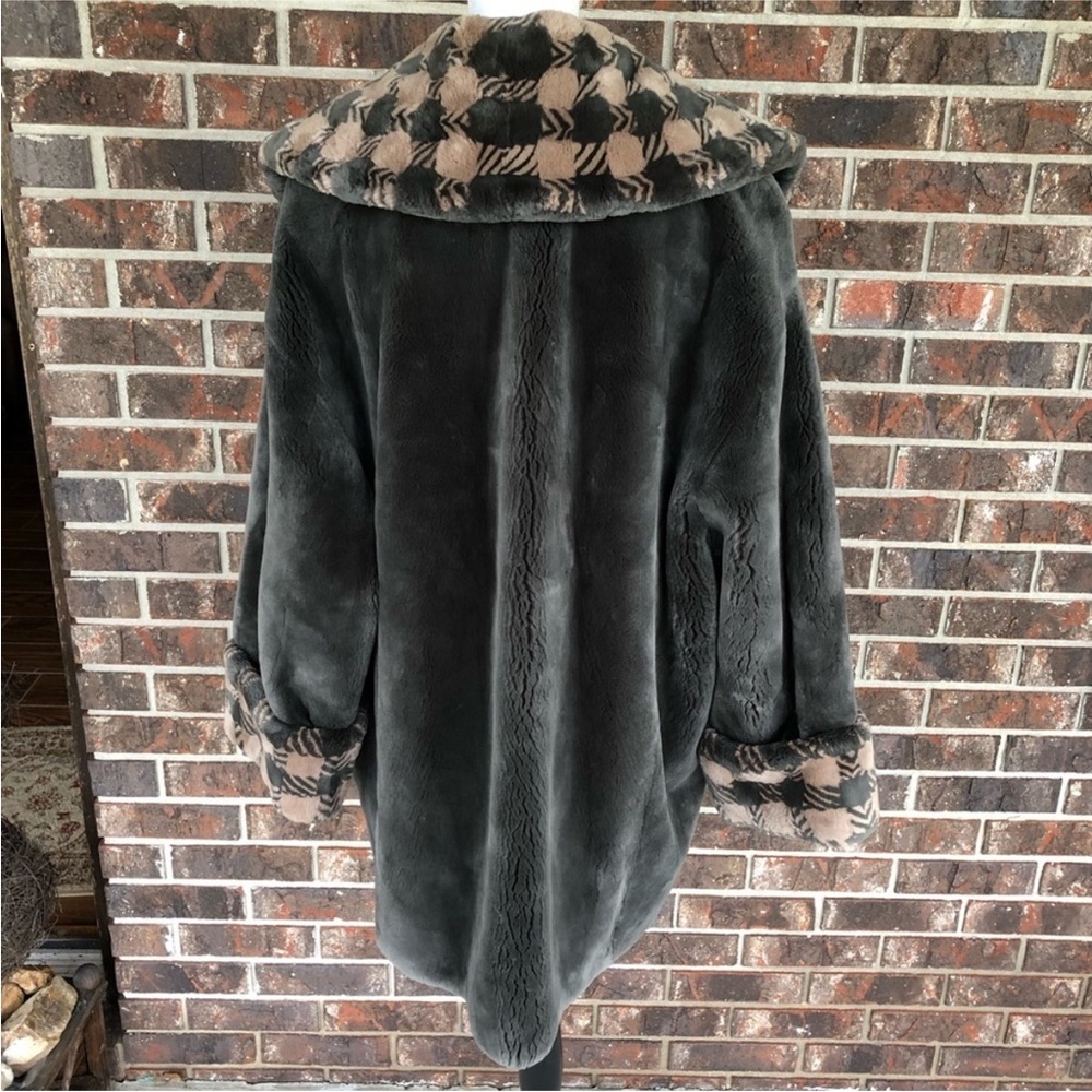 Amazing Sheared Beaver Fur coat - Value $9,000 - Picture 4 of 9
